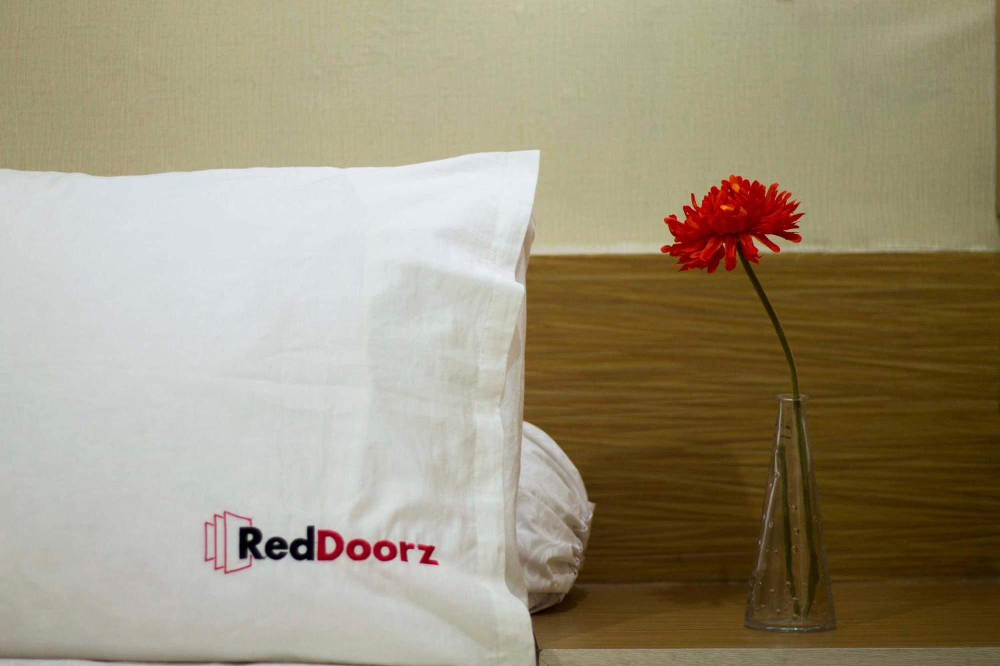 Hotel Reddoorz Near Balai Kota Surabaya Exterior foto